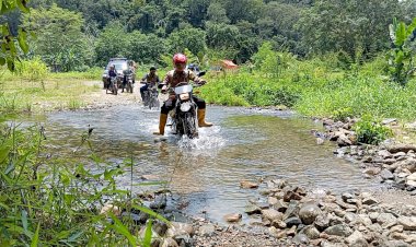 Perjuangan-Polisi-di-Banyuwangi-Kawal-Logistik-Pemilu-Seberangi-Tiga-Sungai-Besar-Tanpa-Jembatan